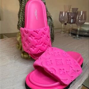 💖SOLD💖BEAUTIFUL HOT PINK SLIDES